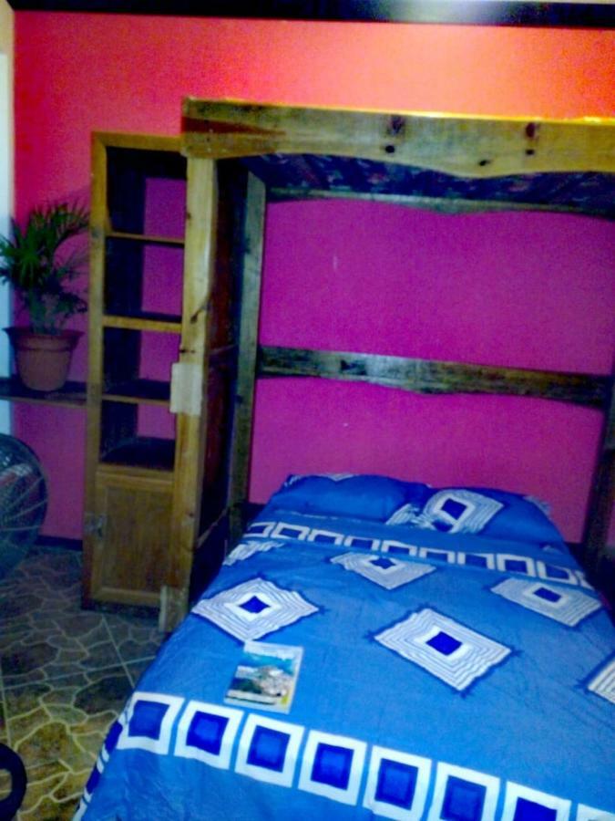 The Venue - Utila Hostel Exterior photo