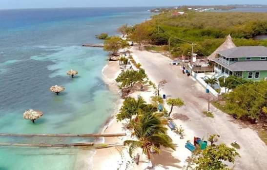The Venue - Utila Hostel Exterior photo