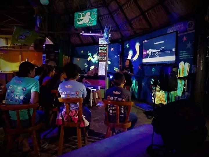 The Venue - Utila Hostel Exterior photo